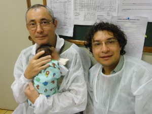 Luiz Carlos (à esquerda), o seu companheiro Aguinaldo Silvestre e o bebê (Foto: Arquivo Pessoal)