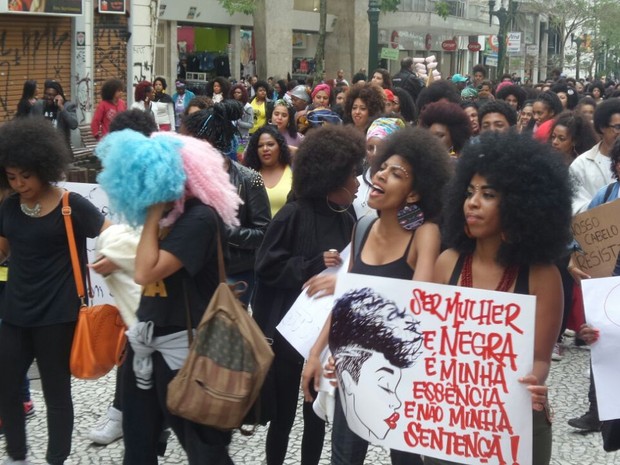 A 1° Marcha do Orgulho Crespo ocorreu neste sábado em Curitiba (Foto: Tony Mattoso/ RPC Curitiba)