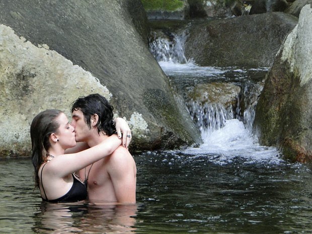 Dinho e Lia se beijam apaixonados na cachoeira (Foto: Malhação / TV Globo)