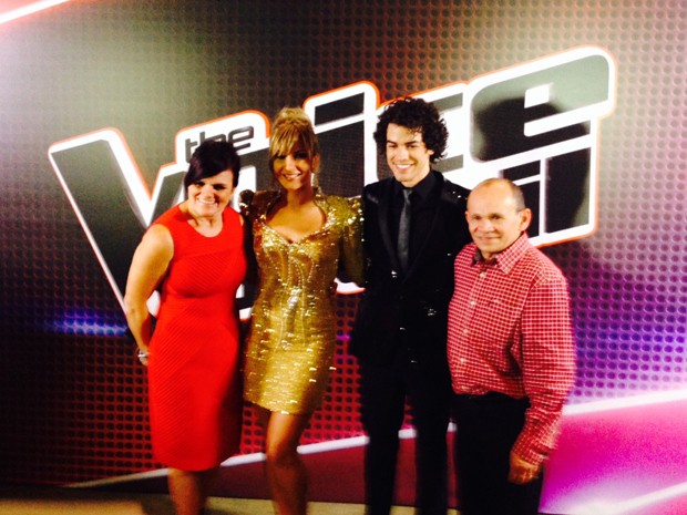 O vencedor da segunda edição do The Voice Brasil Sam Alves, com a técnica Claudia Leitte e a família. (Foto: Lívia Torres / G1)