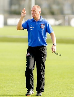 Mano faz mistério e não confirma time para enfrentar o Atlético-MG