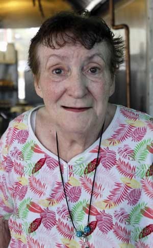 Josephine "Ann" Harris, de 70 anos, posa para foto no restaurante (Foto: AP)