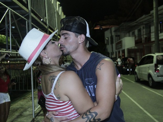 Viviane Araújo beija o noivo, Radamés, em ensaio de rua do Salgueiro, na Zona Norte do Rio (Foto: Isac Luz/ EGO)