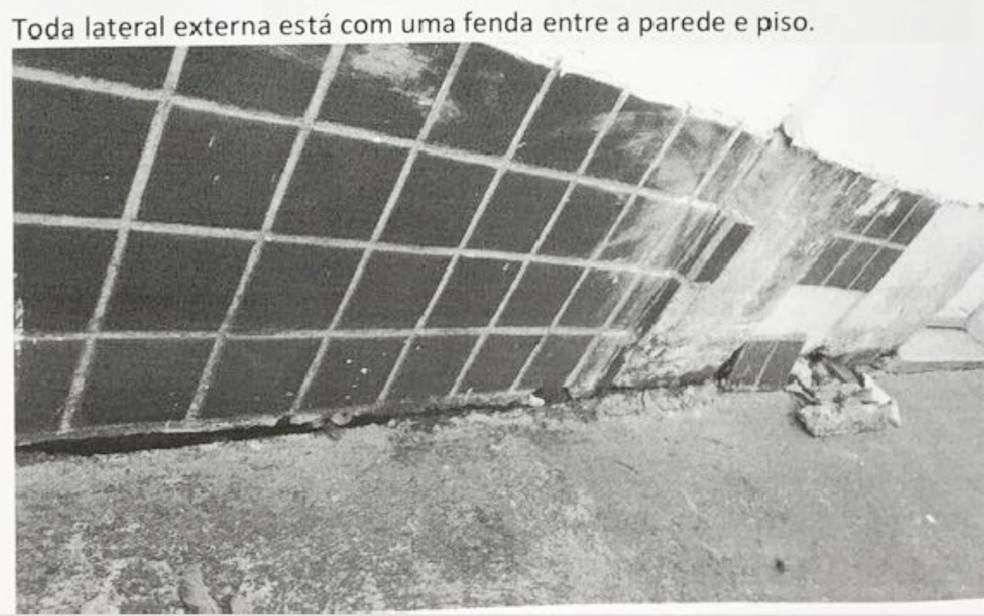 Foto mostra fenda entre a parede e o chão da Unidade Básica de Saúde Jardim Juliana (Foto: Reprodução)