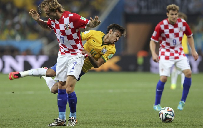 Neymar e Ivan Rakitic falta Brasil x Croácia (Foto: EFE)