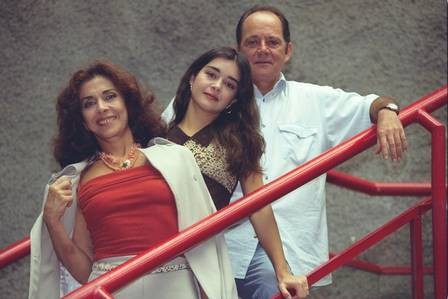 A atriz entre a mãe, Betty Faria, e o pai, Claudio Marzo, num registro de 1998 (Foto: Marcelo Carnaval/ Agência O Globo)