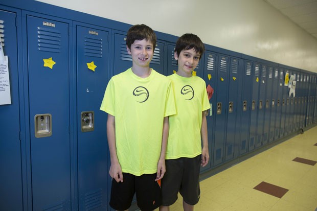 Os irmãos Luke (à esquerda) e Sam Rogers, um dos pares de gêmeos da escola (Foto: Scott Eisen/AP)