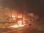 Incêndio destrói ônibus na véspera de Natal em Hortolândia; veja vídeo