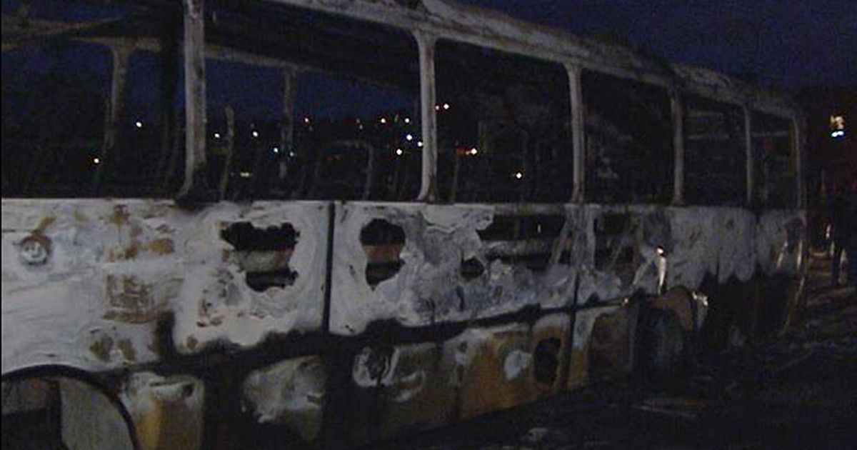 G1 Homens armados facas colocam fogo em ônibus na Grande BH diz