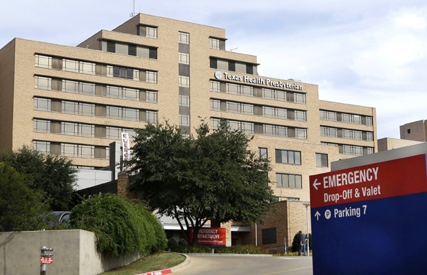 Entrada para a emergência do hospital Texas Health Presbyterian, nos Estados Unidos, onde o segundo caso de ebola foi detectado no país  (Foto: AP)
