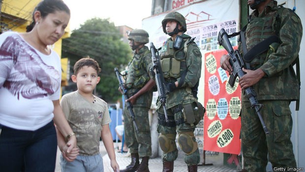 Ocupação de áreas pobres por militares, como no Complexo da Maré no final de março, não ocorreu na África do Sul, afirma Peter Alegi (Foto: Getty Images)