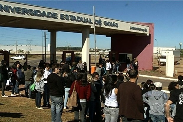 Gresvistas fazem protesto na UEG, em Anápolis (Foto: Reprodução/TV Anhanguera)