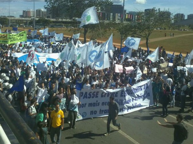 Protesto da UNE fecha Eixo Monumental no sentido Congresso Nacional, em Brasília, nesta quinta-feira (27) (Foto: Gabriella Julie/G1)
