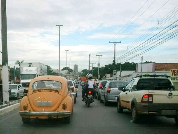 Motoristas ficaram presos no trnsito  (Foto: Nadja Mattos/ Centro Amrica FM)