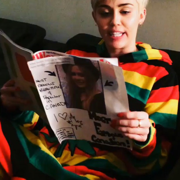 Miley Cyrus com material feito por fã para Avril Lavigne em Toronto, no Canadá (Foto: Instagram/ Reprodução)