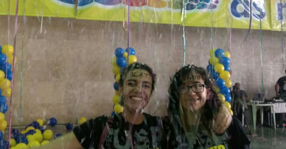 Julia Araújo (de óculos) e a amiga Melissa comemoram vaga na faculdade (Foto: Luiza Tenente/ G1)