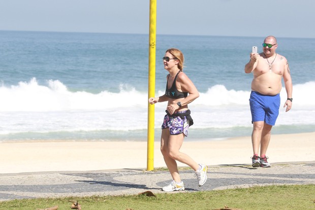 Adriana Esteves correndo em orla da praia de São Conrado, RJ (Foto: Dilson Silva / Agnews)