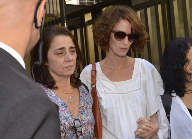 Cláudia Montenegro e filhas de José Wilker deixam o velório do ator (Foto: Fábio Cordeiro/Ed.Globo)