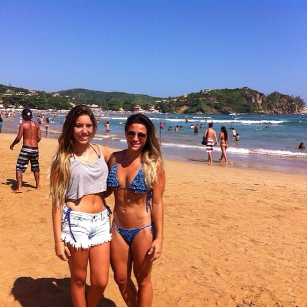 Jade Barbosa e amiga na praia (Foto: Instagram / Reprodução)