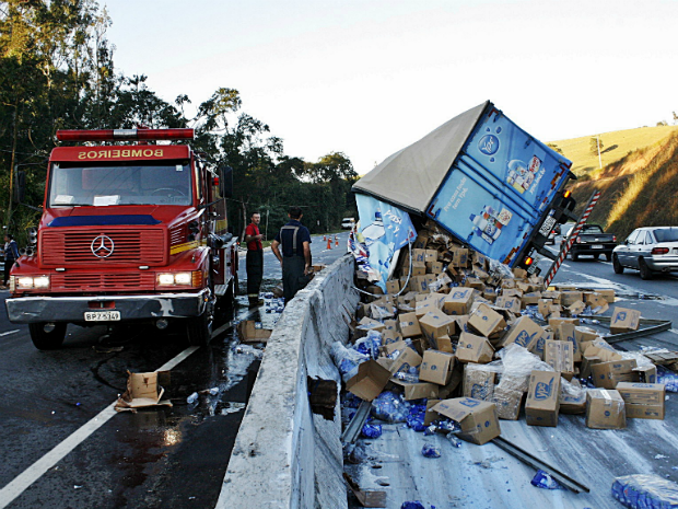 Caminho carregado de detergentes tomba em rodovia de Itatiba (Foto: Cleber Quintino/ Itatiba News)