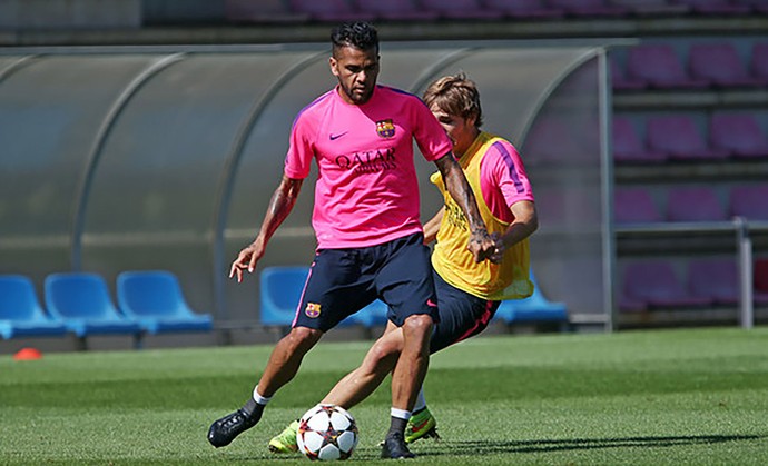 Daniel Alves treino Barcelona (Foto: Miguel Ruiz / Barcelona FC)