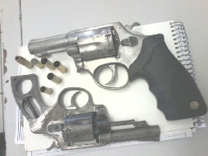 Armas apreendidas com os suspeitos. (Foto: Divulgação/PM)