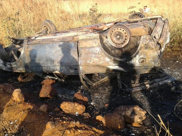 Carro é consumido por fogo depois de capotar com quatro pessoas abordo em Ariquemes (Foto: Franciele do Vale/Rede Amazônica)
