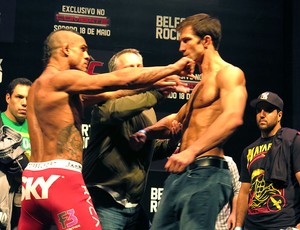 Vitor Belfort empurrão pesagem UFC Luke Rockhold (Foto: Ivan Raupp)