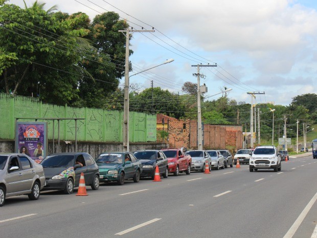 Fila quilométrica se forma na Avenida das Torres em busca de gasolina a preços promocionais (Foto: Tiago Melo/G1 AM)