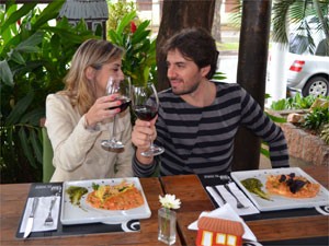 A jornalista Livia Mota e o engenheiro Carlos Melo em restaurante de Campinas (Foto: Isabela Leite/G1 Campinas)