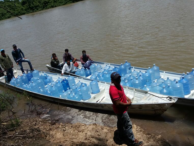 Galões de água são levados até as aldeias de barco (Foto: Tawari Kaiabi/Arquivo Pessoal)