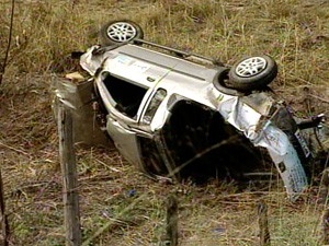 Carro ficou destruído e o condutor não se feriu. (Foto: Reprodução/TV Gazeta) Carro ficou destruído e o condutor não se feriu. (Foto: Reprodução/TV Gazeta)