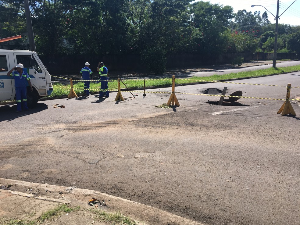 Trecho da Avenida Tancredo Neves está interditado (Foto: Valmir Custódio/G1)