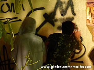 Pixadores aproveitam a baderna e deixam a sua marca (Foto: Malhação)