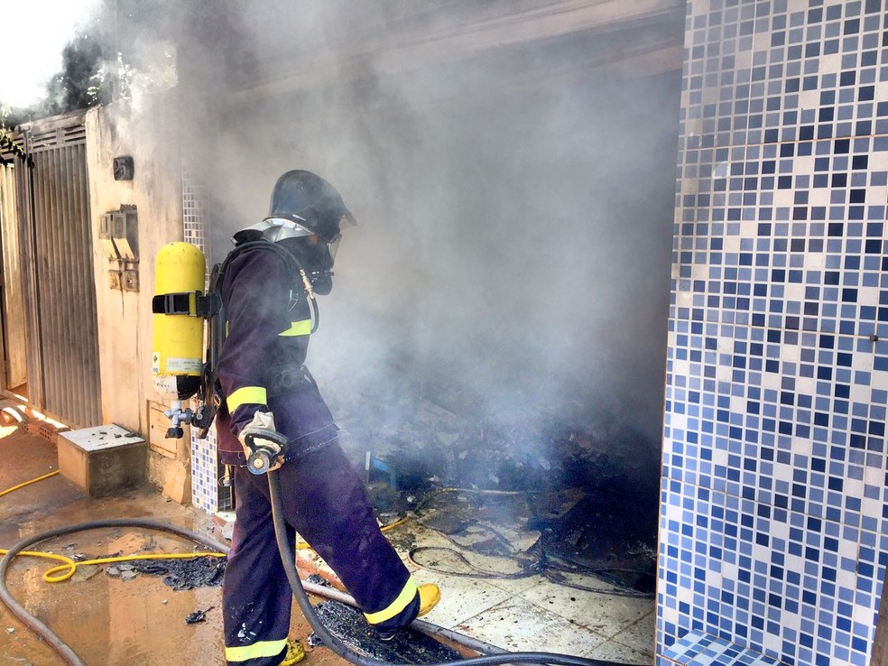 Bombeiros fizeram combate das chamas em oficina, na manhã desta quarta-feira (26) (Foto: Divulgação/ Corpo de Bombeiros)