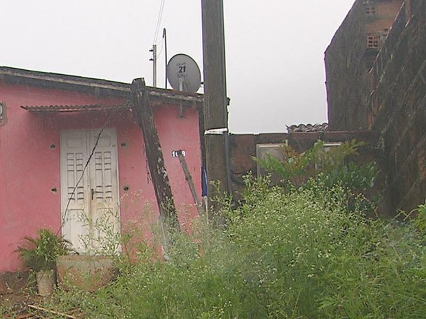 Crianças estavam sozinhas em casa, em Moreno. (Foto: Reprodução / TV Globo)