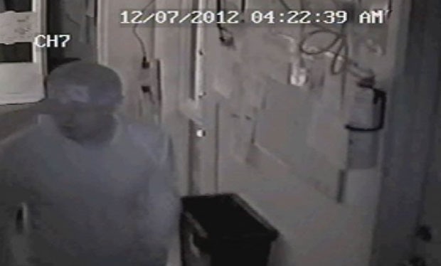 Ladrão invadiu uma cafeteria em El Paso para roubar um vidro de melado (Foto: Reprodução) Ladrão invadiu uma cafeteria em El Paso para roubar um vidro de melado (Foto: Reprodução)