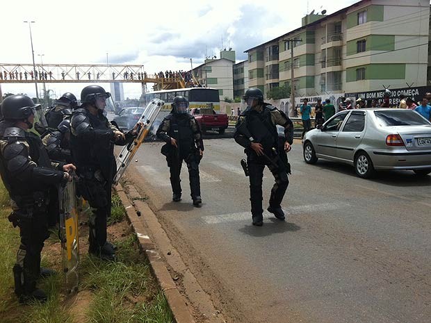 Policiais da Tropa de Choque atuam para liberar trecho da BR-040 em Valparaíso (GO), no sentido Distrito Federal (Foto: Isabella Formiga/G1) Policiais da Tropa de Choque atuam para liberar trecho da BR-040 em Valparaíso (GO), no sentido Distrito Federal (Foto: Isabella Formiga/G1)