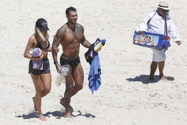 Lucas Lucco com loira em praia no Rio (Foto: Agnews)