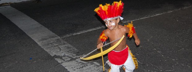 O pequeno índio mostra na Avenida Duarte da Silveira que tradição já vem de berço (Foto: Jorge Machado/G1)