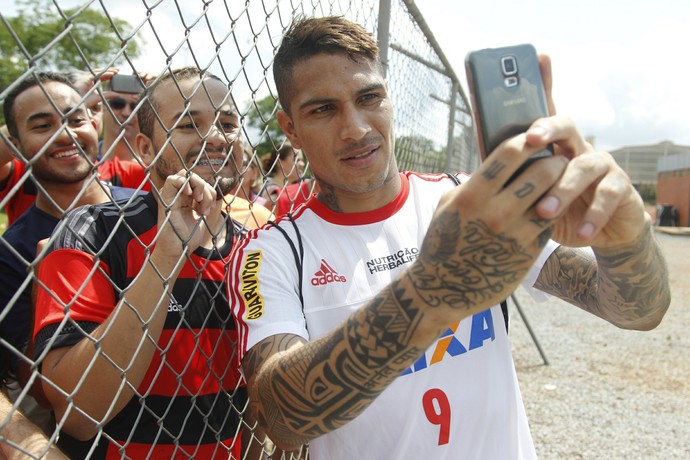 Guerrero tirou fotos e autografou camisas após o treino (Foto: Gilvan de Souza/Fla Imagem)