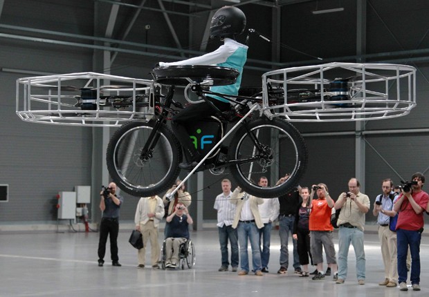A bicicleta voadora é ecologicamente correta, já que utiliza energia elétrica para se movimentar no ar, aponta a agência de notícias Reuters. O veículo foi testado com um boneco nesta quarta-feira (12), em uma feira realizada na República Tcheca (Foto: Petr Josek/Reuters)