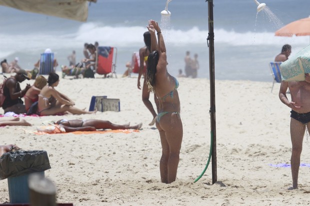 Andréia Sorvetão na praia do Recreio dos Bandeirantes, no RJ (Foto: Dilson Silva / Agnews)