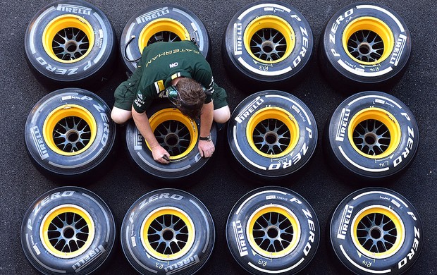 mecânico da Renault no teste em Mugello (Foto: AFP)