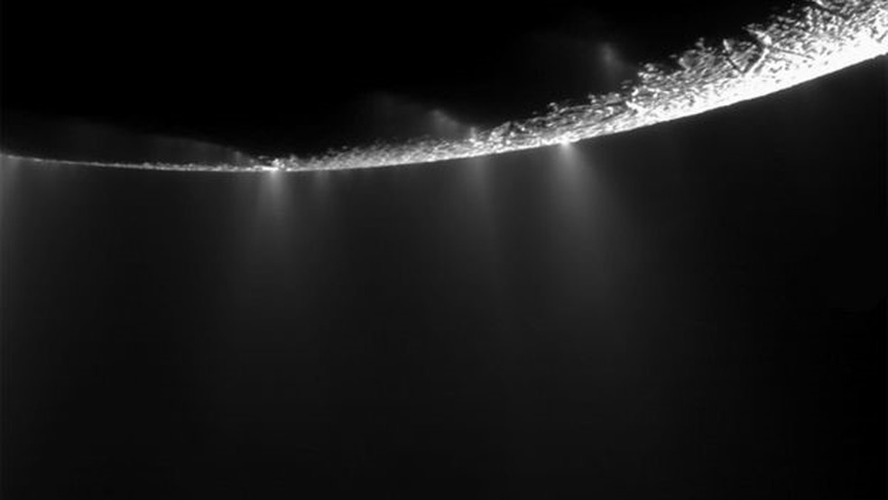 Em 2016, o telescópio Hubble registrou água jorrando na superfície de Encélado, a lua de Saturno. Os cientistas dizem que existe um extenso oceano sob a superfície de Encélado, considerado um dos locais mais promissores para a existência de vida fora do Sistema Solar.  (Foto: Nasa)