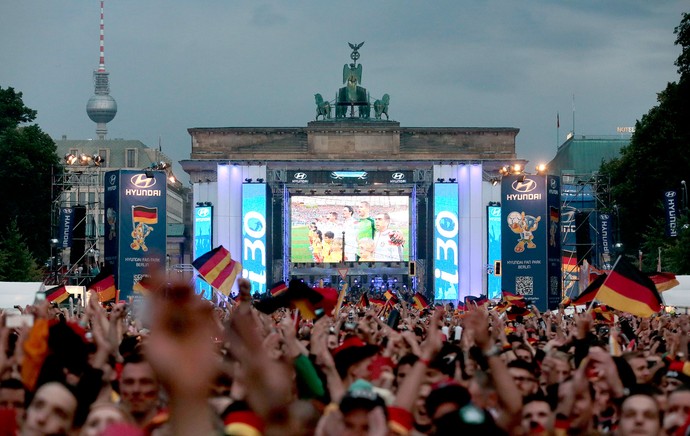 torcida da Alemanha assiste a final em Berlim (Foto: AP)