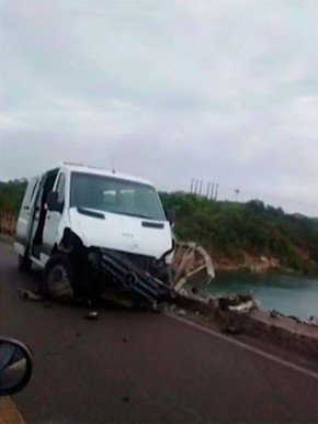 Professora aposentada foi arremessada de van após colisão em ponte na Bahia (Foto: Blog do Valente)
