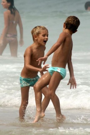 Filhos de Fernanda Lima e Rodrigo Hilbert se divertem na praia do Leblon (Foto: J.Humberto/Ag.News)