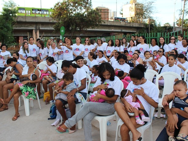 Cerca de 50 mães participaram do &#39;mamaço&#39; em Teresina (Foto: Gil Oliveira/ G1)