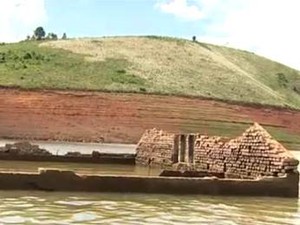 Queda no nível da represa do Jaguari  revela ruínas em Igaratá, SP (Foto: Reprodução/TV Vanguarda)